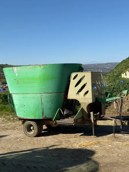 Kırsal kesimde yeşil tarım mikseri. Tarım ve hayvan yetiştiriciliğinde kullanılan ekipman.