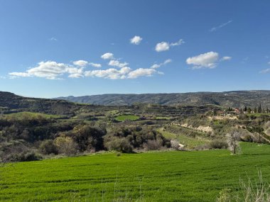 Bereketli yeşil manzaranın manzarası. Bahar zamanı, dağlık bölgenin güzel manzarası..