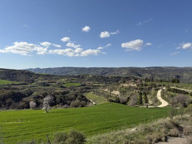 Bereketli yeşil manzaranın manzarası. Bahar zamanı, dağlık bölgenin güzel manzarası..