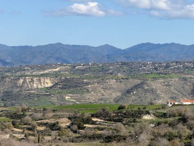 Bereketli yeşil manzaranın manzarası. Bahar zamanı, dağlık bölgenin güzel manzarası..