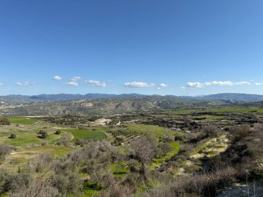 Bereketli yeşil manzaranın manzarası. Bahar zamanı, dağlık bölgenin güzel manzarası..