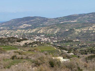 Bereketli yeşil manzaranın manzarası. Bahar zamanı, dağlık bölgenin güzel manzarası..