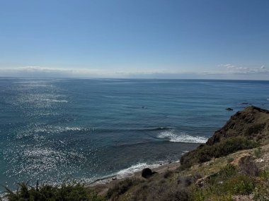 Kıbrıs 'ta manzaralı plaj ve kaya oluşumları. Akdeniz, yol, seyahat, dağlar ve deniz manzarası.