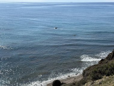 Kıbrıs 'ta manzaralı plaj ve kaya oluşumları. Akdeniz, yol, seyahat, dağlar ve deniz manzarası.