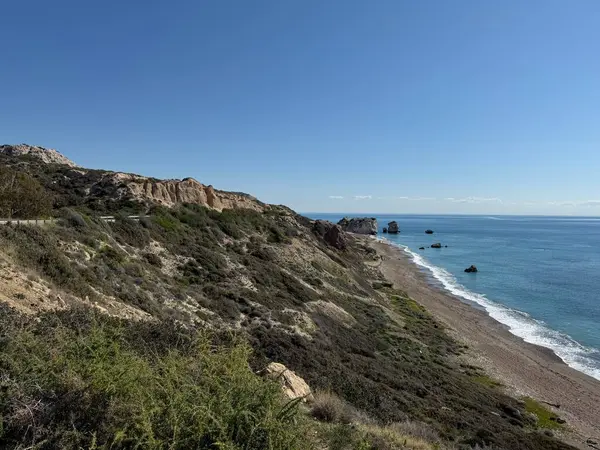 Kıbrıs 'ta manzaralı plaj ve kaya oluşumları. Akdeniz, yol, seyahat, dağlar ve deniz manzarası.