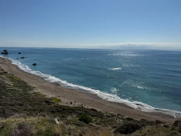 Kıbrıs 'ta manzaralı plaj ve kaya oluşumları. Akdeniz, yol, seyahat, dağlar ve deniz manzarası.