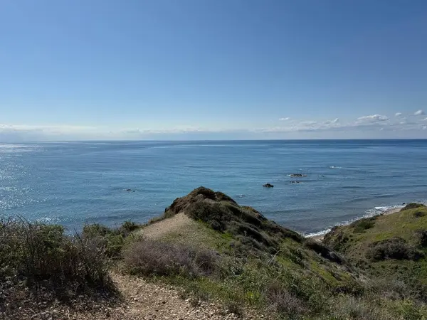 Kıbrıs 'ta manzaralı plaj ve kaya oluşumları. Akdeniz, yol, seyahat, dağlar ve deniz manzarası.
