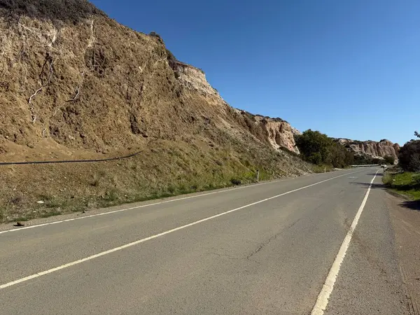 Kıbrıs 'ta kaya oluşumları. Akdeniz, yol, seyahat, dağların manzarası.