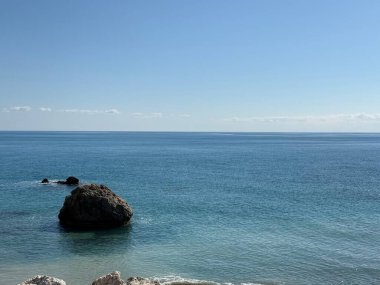 Kıbrıs 'ta manzaralı plaj ve kaya oluşumları. Akdeniz, yol, seyahat, dağlar ve deniz manzarası.
