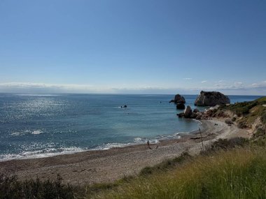 Kıbrıs 'ta manzaralı plaj ve kaya oluşumları. Akdeniz, yol, seyahat, dağlar ve deniz manzarası.