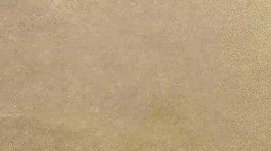 Resimli plaj, kumlu kıyıya vuran dalgalar. Deniz dalgaları kayalara çarpıyor. Kıbrıs Adası, Akdeniz.