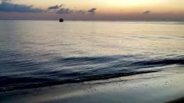 Resimli plaj, kumlu kıyıya vuran dalgalar. Deniz dalgaları kayalara çarpıyor. Kıbrıs Adası, Akdeniz.