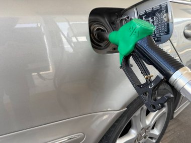 Benzin istasyonunda yakıt ikmali. Bir araba ve benzin istasyonunun yakın çekim fotoğrafı..