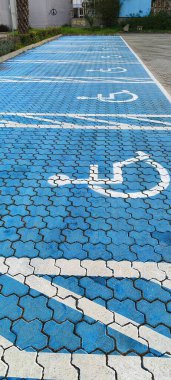 Engelliler için açık sokak otoparkı ve sınırlı hareket kabiliyeti olanlar için.