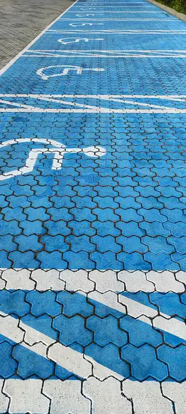 Engelliler için açık sokak otoparkı ve sınırlı hareket kabiliyeti olanlar için.