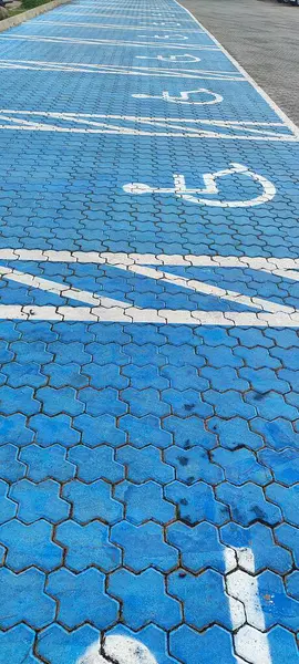 Engelliler için açık sokak otoparkı ve sınırlı hareket kabiliyeti olanlar için.