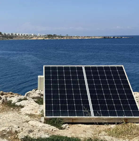 Alternatif elektrik üretimi, güneş panelleri, rüzgar enerjisi üretimi. Doğal kaynaklardan gelen elektrik üretim sistemi, yenilenebilir enerji.