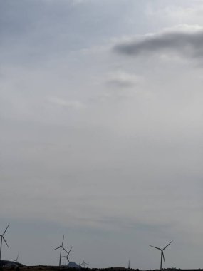 Alternatif elektrik üretimi, güneş panelleri, rüzgar enerjisi üretimi. Doğal kaynaklardan gelen elektrik üretim sistemi, yenilenebilir enerji.