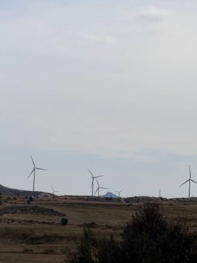 Alternatif elektrik üretimi, güneş panelleri, rüzgar enerjisi üretimi. Doğal kaynaklardan gelen elektrik üretim sistemi, yenilenebilir enerji.