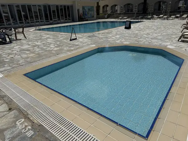 Otelin yakınında halka açık bir yüzme havuzu. Turist dinlenme alanı, plaj şemsiyeleri, plaj salonları..