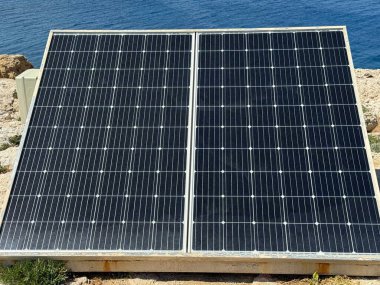 Alternatif elektrik üretimi, güneş panelleri, rüzgar enerjisi üretimi. Doğal kaynaklardan gelen elektrik üretim sistemi, yenilenebilir enerji.