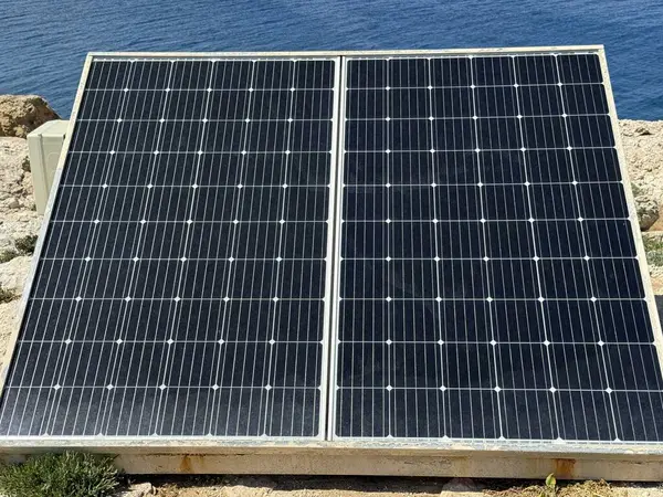 Alternatif elektrik üretimi, güneş panelleri, rüzgar enerjisi üretimi. Doğal kaynaklardan gelen elektrik üretim sistemi, yenilenebilir enerji.