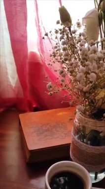 Vintage Mason kavanozunda güllerle dolu bir hayat. Kitap, kahve ve çiçeklerle dolu sakin bir hayat..