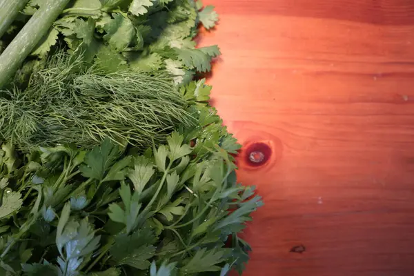 Ahşap arka planda çeşitli taze otlar..