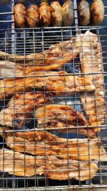 Sokak yemeği, ateşte pişmiş et. Barbeküde ızgara et şişleri..