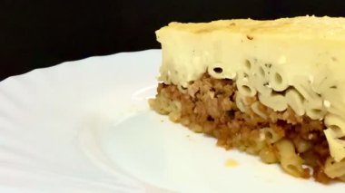 Ev yapımı Pastitsio, bchamel kremalı lazanya. Yunan mutfağı, kıymalı lezzetli makarna, taze domates ve otlar. Etli fırında makarna ve biber sosu..