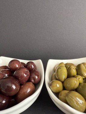Yeşil ve siyah zeytinlere yakın. Çeşit çeşit zeytinler..