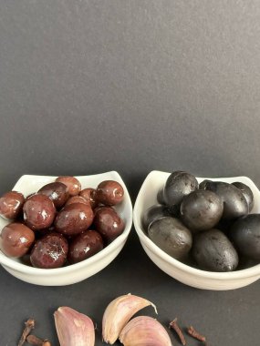 Yeşil ve siyah zeytinlere yakın. Çeşit çeşit zeytinler..