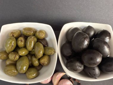 Yeşil ve siyah zeytinlere yakın. Çeşit çeşit zeytinler..