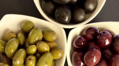 Yeşil ve siyah zeytinlere yakın. Çeşit çeşit zeytinler..