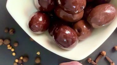 Yeşil ve siyah zeytinlere yakın. Çeşit çeşit zeytinler..