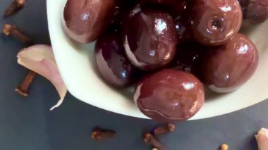 Yeşil ve siyah zeytinlere yakın. Çeşit çeşit zeytinler..