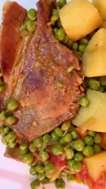 Bezelye ve patatesli domuz pirzolası. Evde pişmiş lezzetli yemekler..