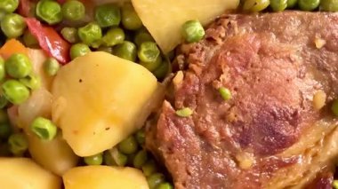 Bezelye ve patatesli domuz pirzolası. Evde pişmiş lezzetli yemekler..