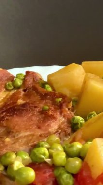 Bezelye ve patatesli domuz pirzolası. Evde pişmiş lezzetli yemekler..