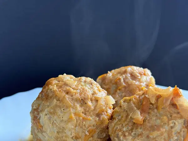 Buharda pişmiş, soslu üç köfte. Domates sosunda kaynatılmış pilav ve soğanlı köfteler. Lezzetli ve sağlıklı ev yemekleri..