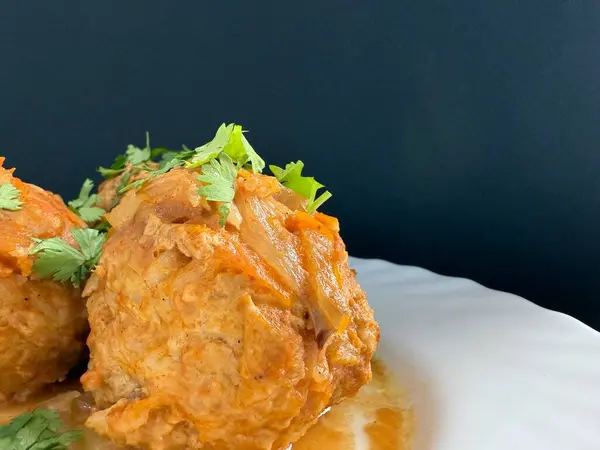 Buharda pişmiş, soslu üç köfte. Domates sosunda kaynatılmış pilav ve soğanlı köfteler. Lezzetli ve sağlıklı ev yemekleri..