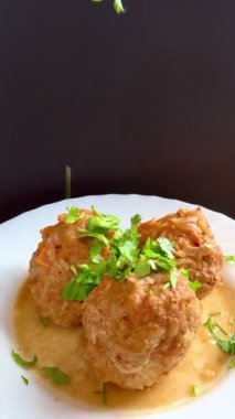 Buharda pişmiş, soslu üç köfte. Domates sosunda kaynatılmış pilav ve soğanlı köfteler. Lezzetli ve sağlıklı ev yemekleri..