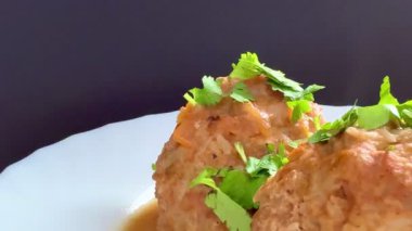 Buharda pişmiş, soslu üç köfte. Domates sosunda kaynatılmış pilav ve soğanlı köfteler. Lezzetli ve sağlıklı ev yemekleri..