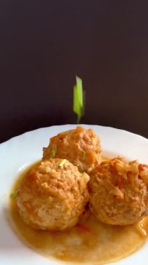 Buharda pişmiş, soslu üç köfte. Domates sosunda kaynatılmış pilav ve soğanlı köfteler. Lezzetli ve sağlıklı ev yemekleri..