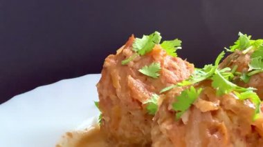 Buharda pişmiş, soslu üç köfte. Domates sosunda kaynatılmış pilav ve soğanlı köfteler. Lezzetli ve sağlıklı ev yemekleri..