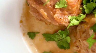 Buharda pişmiş, soslu üç köfte. Domates sosunda kaynatılmış pilav ve soğanlı köfteler. Lezzetli ve sağlıklı ev yemekleri..