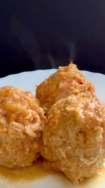 Buharda pişmiş, soslu üç köfte. Domates sosunda kaynatılmış pilav ve soğanlı köfteler. Lezzetli ve sağlıklı ev yemekleri..