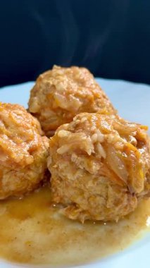 Buharda pişmiş, soslu üç köfte. Domates sosunda kaynatılmış pilav ve soğanlı köfteler. Lezzetli ve sağlıklı ev yemekleri..