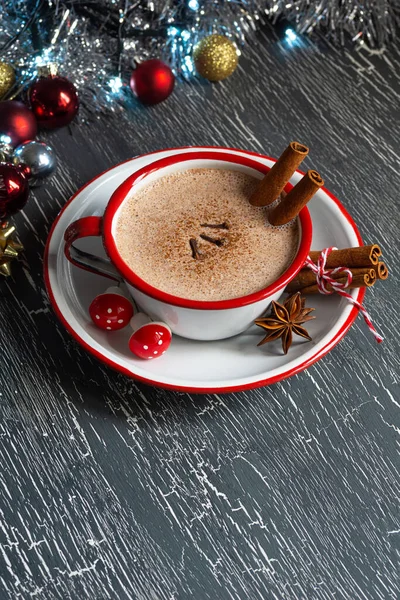Pikantní Horké Čokoládové Kakao Nebo Chai Latte Skořicovými Tyčinkami Rukavicemi — Stock fotografie