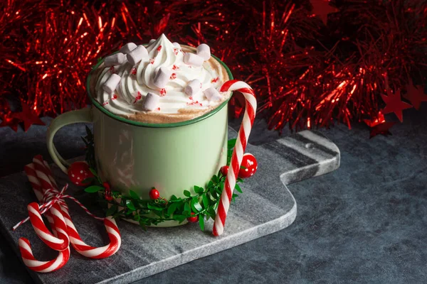 ペパーミントホットチョコレートココアとストライプミントキャンディーケーンズ ホイップクリーム ピンクマシュマログリーンマグカップのクリスマスの装飾 — ストック写真